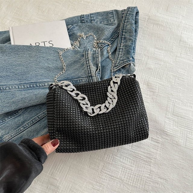 La versión coreana de moda popular de este año del bolso pequeño con cadena de diamantes de las celebridades de Internet para mujeres 2025 primavera nuevo bolso cruzado versátil para mujeres