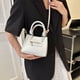 thumbnail image 3 of Bolso de mano para mujer con patrón de cocodrilo, bolso de hombro de cuero PU, elegante embrague (blanco), 3 of 3