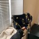 thumbnail image 3 of Bolso cuadrado pequeño de alta gama para mujer, nuevo estilo 2025, diseño de nicho, bolso de hombro informal sencillo, bolso de mujer versátil y moderno., 3 of 5