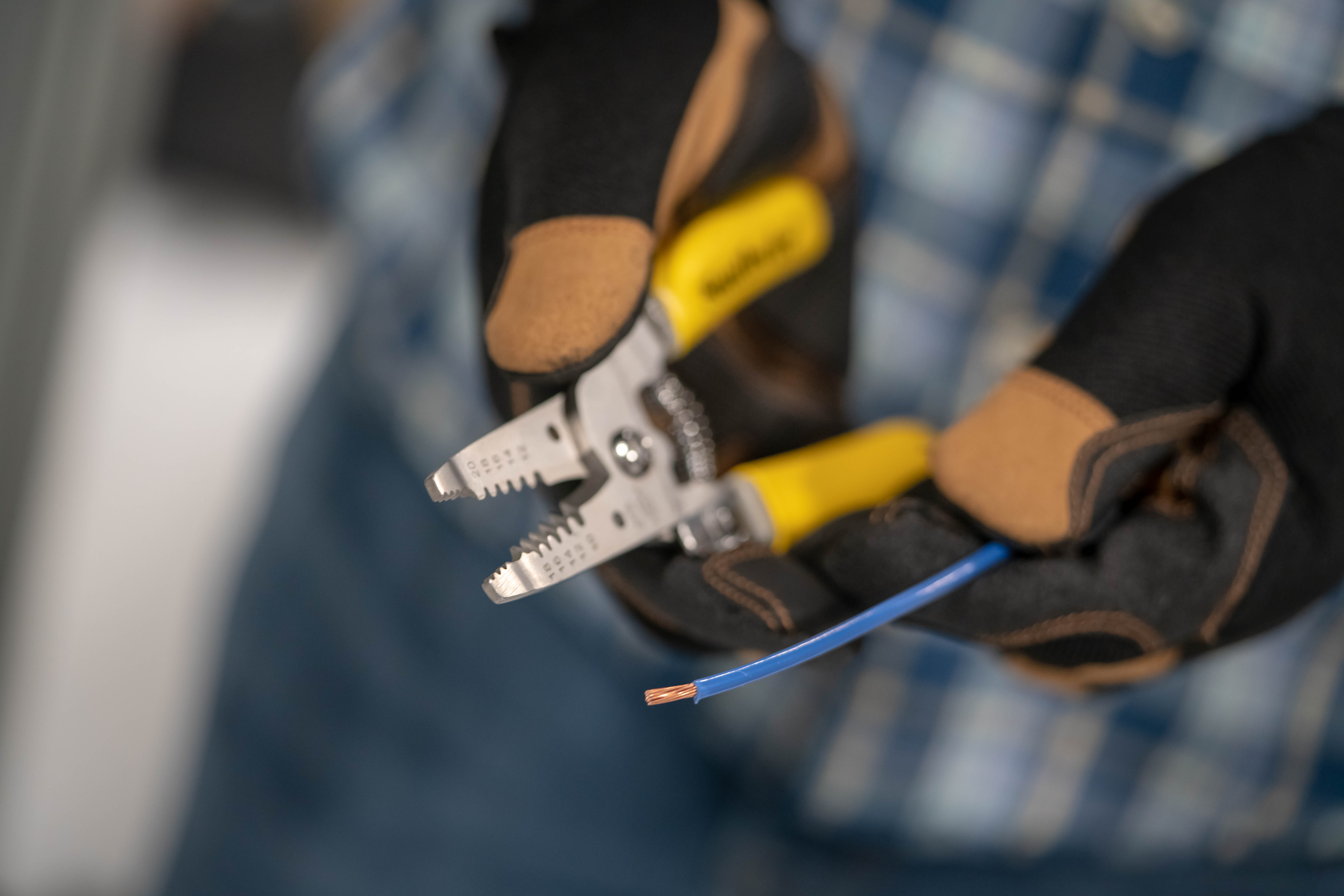 Southwire S1018SOL 10-18 AWG Solid 12-20 AWG Stranded Wire Stripper and Cutter with Ergonomic Handles