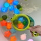 thumbnail image 5 of Bewildely 4 piezas Diversión a la hora del baño con Badewannenspielzeug y Wasserspielzeug Badespielzeug Baby Ab 1 Jahr Juguetes Naranja + Azul + Gris Ttl Stf Pgn Dph, 5 of 6