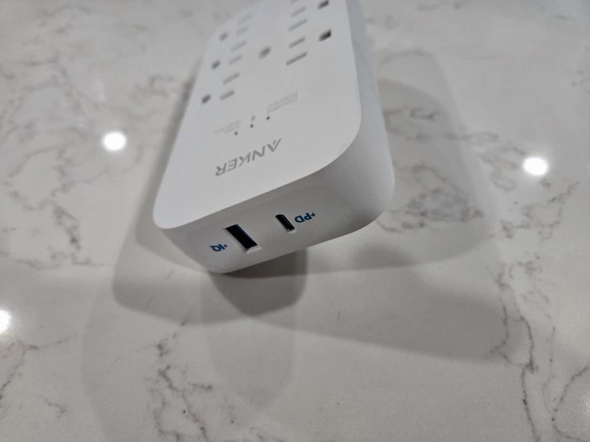 BUTTERFLY- Anker 333 Outlet Extender- 6 Outlets - Surge Protection 100-240V A9263