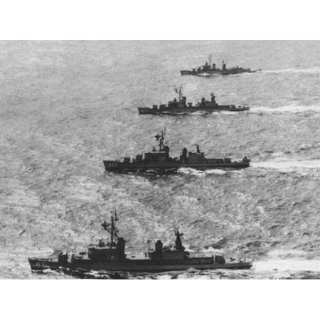 The U.S. Navy Destroyer Division 222 cruises in formation off Oahu, Hawaii (USA), circa 1968 (front Poster Print 24 x