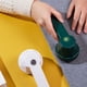thumbnail image 1 of Quitapelusas para ropa y muebles - Afeitadora de afeitar de 6 cuchillas con batería recargable y contenedor grande para pelusa - Verde/blanco, 1 of 8