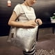thumbnail image 2 of Bolso bandolera tipo bandolera tipo hobo de piel plateada, 2 of 7