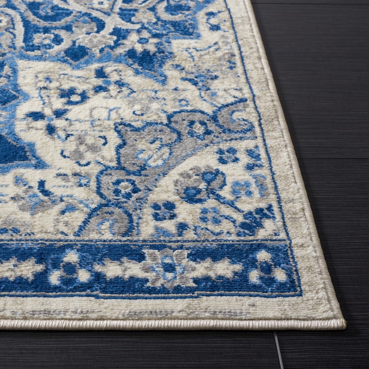 SAFAVIEH Brentwood Dimitri Floral Bordered Area Rug, 5'3" x 7'6", Ivory/Navy