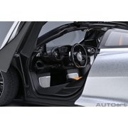 McLaren Speedtail Supernova Silver Metallic with Black Top and Suitcase Accessories 1/18 Model Car by Autoart