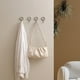 thumbnail image 4 of Ganchos de Pared Adhesivos Resistentes | Ganchos para Colgar Sin Taladros para Baño y Cocina | Paquete de 4 Ganchos Resistentes Que No Dejan Marcas En Blanco, Gris y Beige, 4 of 6
