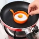 thumbnail image 5 of Molde de silicona redondo antiadherente para huevos de desayuno. Molde redondo para huevos. Permite cocinar huevos fritos o panqueques perfectos. Fácil de desmoldar. Anillo flexible para cocinar en, 5 of 6
