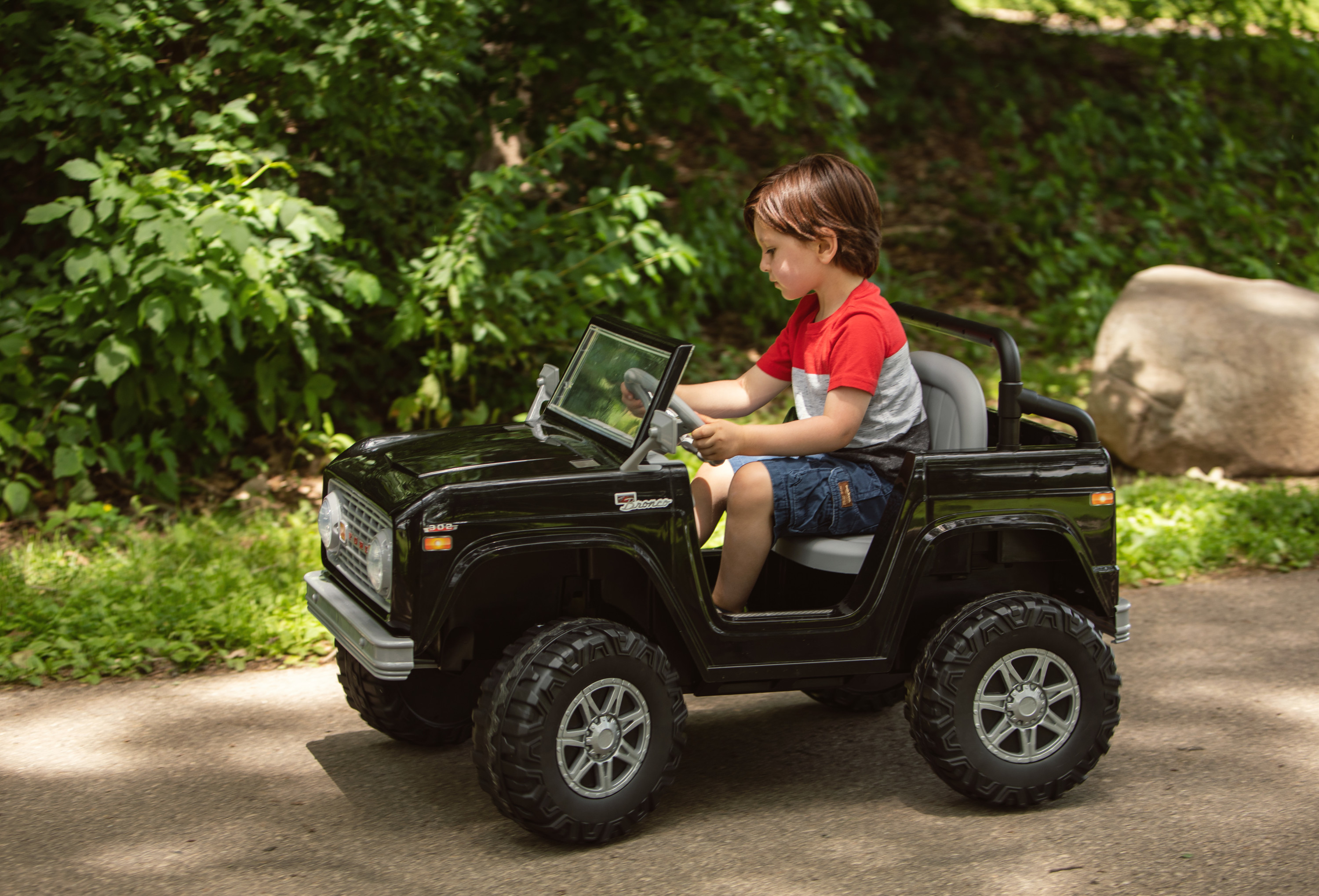 Kid Trax Classic Ford Bronco Ride-On Toy, 6-Volt, Black - image 3 of 5