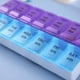 thumbnail image 4 of Caja de medicamentos pequeña con subembalaje de dos filas para siete días a la semana, caja de medicamentos portátil de gran capacidad, caja de almacenamiento de medicamentos con tapa abierta de 14, 4 of 4