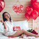 thumbnail image 2 of Decoración del día de San Valentín con forma de corazón para puerta, letrero romántico para colgar en el frente con patrón rojo, letra impresa "Feliz día de San Valentín", 2 of 3