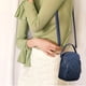 thumbnail image 3 of Bolso bandolera ligero, moderno y versátil. Azul, 3 of 5