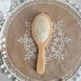 thumbnail image 1 of Peine de madera con gancho y bolsa de aire Peine de masaje con cojín de aire Peine de peluquería Peine de maquillaje para el hogar Peine de madera con gancho Peine de tabla grande, 1 of 6