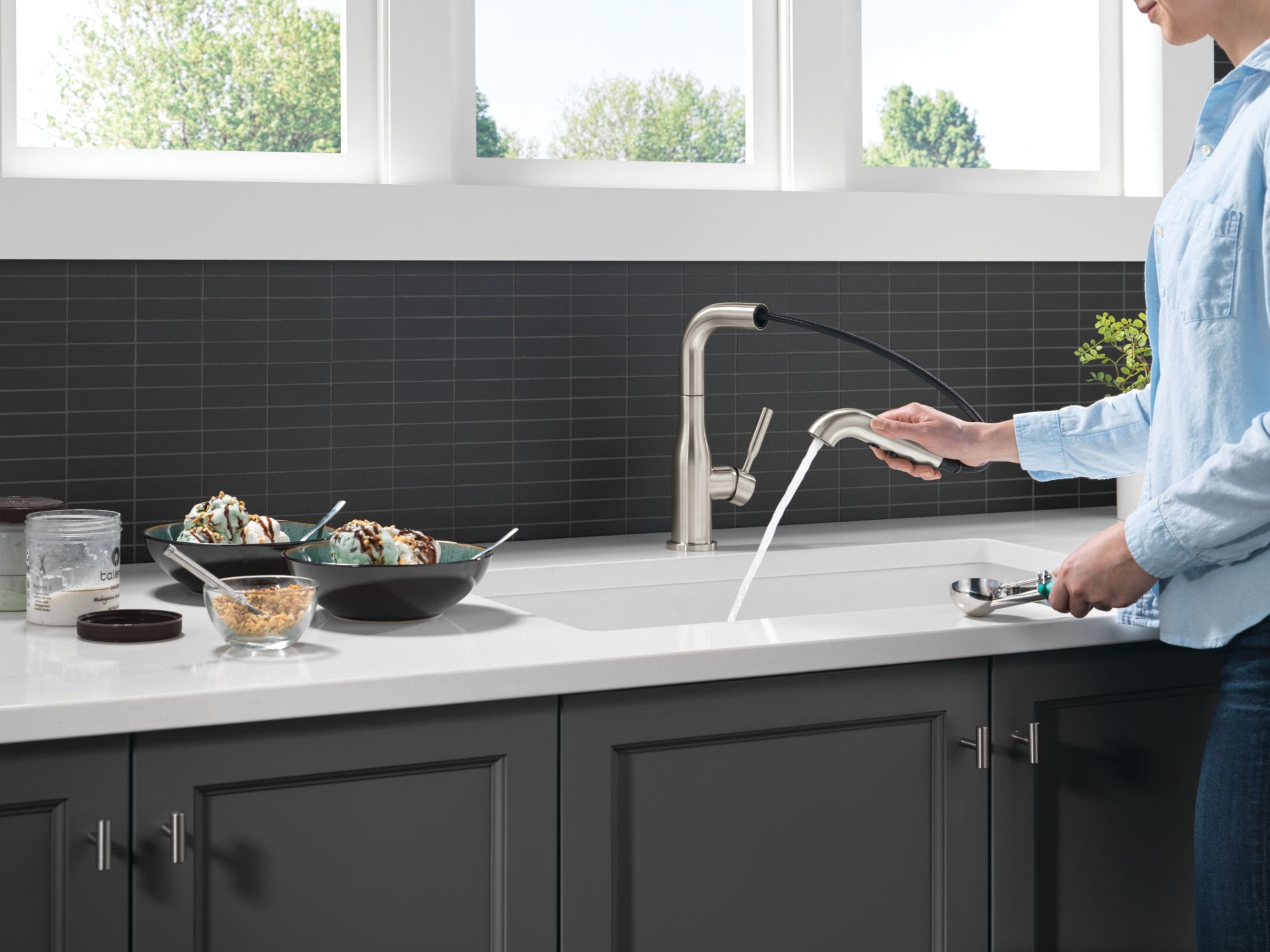 Delta 16943-BL-DST Almari 1.8 GPM Single Handle Pull Out Kitchen Faucet - Black