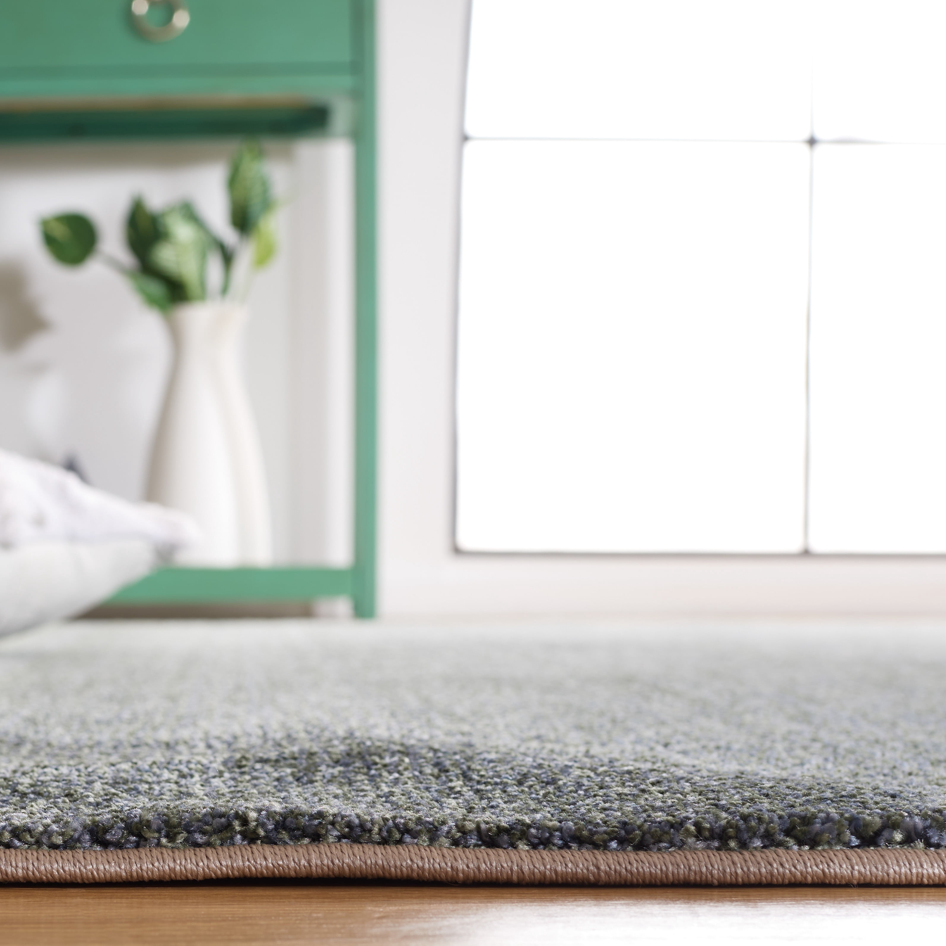 SAFAVIEH Lasa Laura Solid Polyester Area Rug, Green, 8' x 10'