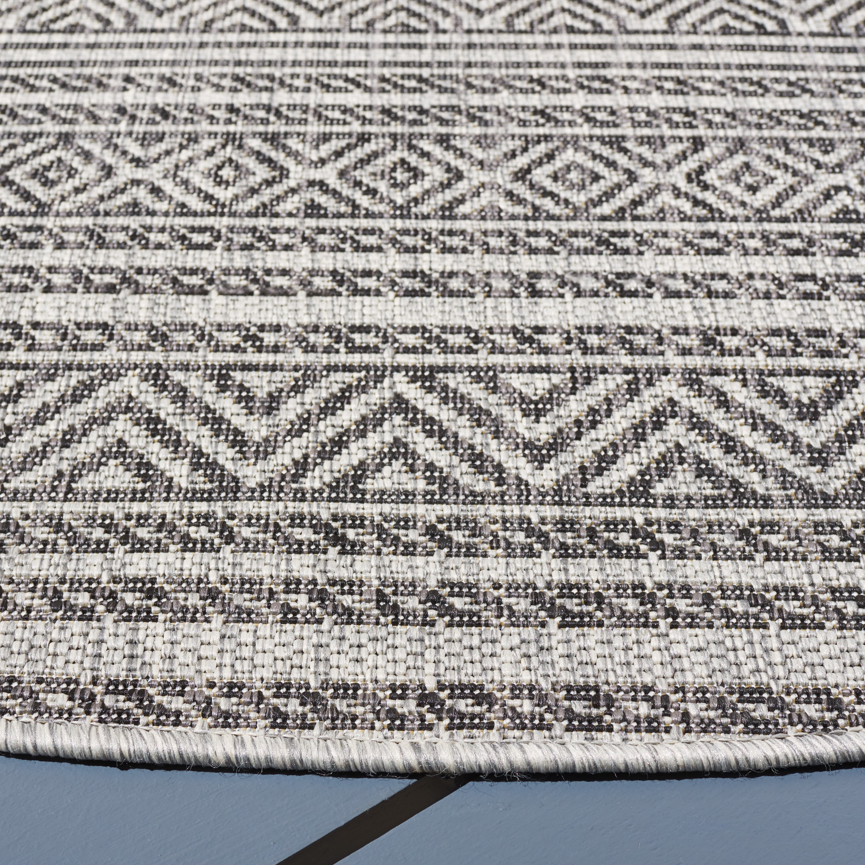 SAFAVIEH Courtyard Everette Geometric Indoor/Outdoor Area Rug, Black/Grey, 5'3" x 5'3" Round