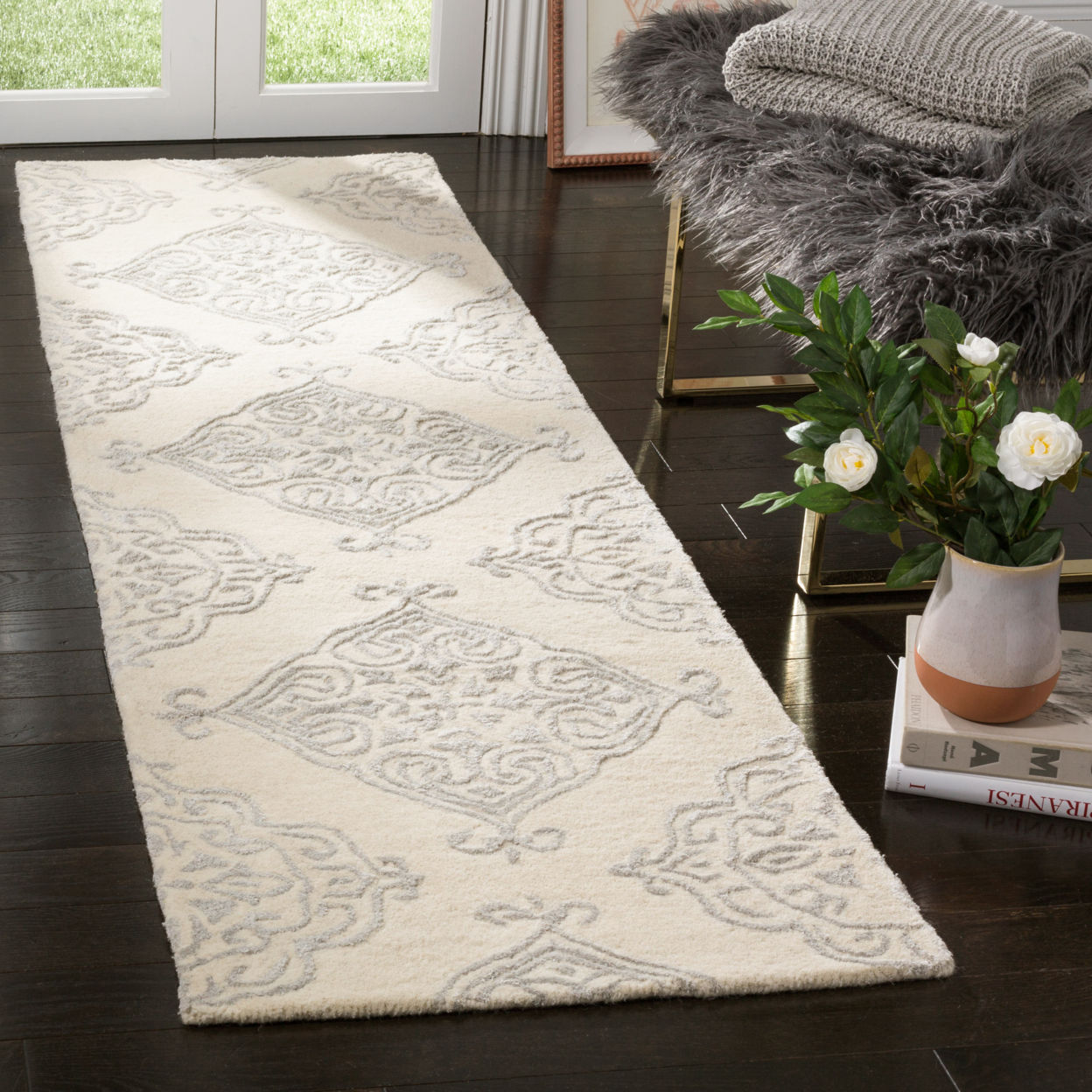 SAFAVIEH Glamour Georgene Damask Area Rug, Ivory/Silver, 6' x 6' Round