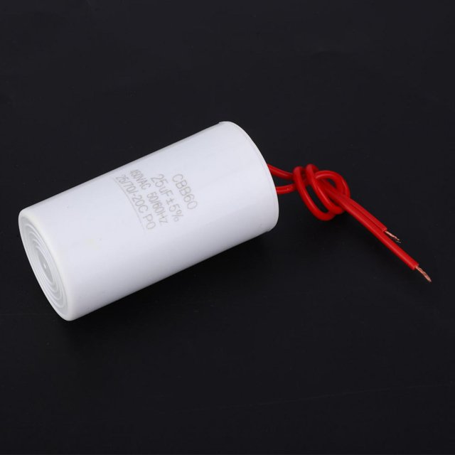 condensador cbb60, condensador de arranque de larga vida útil y gran practicidad para electrodomésticos cilindro blanco CBB60 25uF ±5% 450VAC 50/60Hz con dos cables rojos trenzados, vista 3/4 sobre fondo negro, compacto y de pequeño volumen, adecuado para reparación de pequeños aparatos eléctricos; a menudo usado como reemplazo en motores de ventilador o bombas pequeñas.