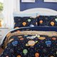 thumbnail image 2 of Kaleido Space - Juego de Cama Individual de 5 Piezas con Edred&oacute;n, S&aacute;banas y Funda de Almohada, Estilo Espacial, Tama&ntilde;o Twin, Color Planeta, que Brilla en la Oscuridad, 2 of 8