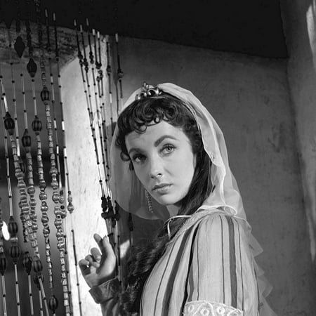 Pictures Of Taylor IVANHOE, 1952 directed by RICHARD THORPE Elizabeth Taylor pictured during the making of the film I
