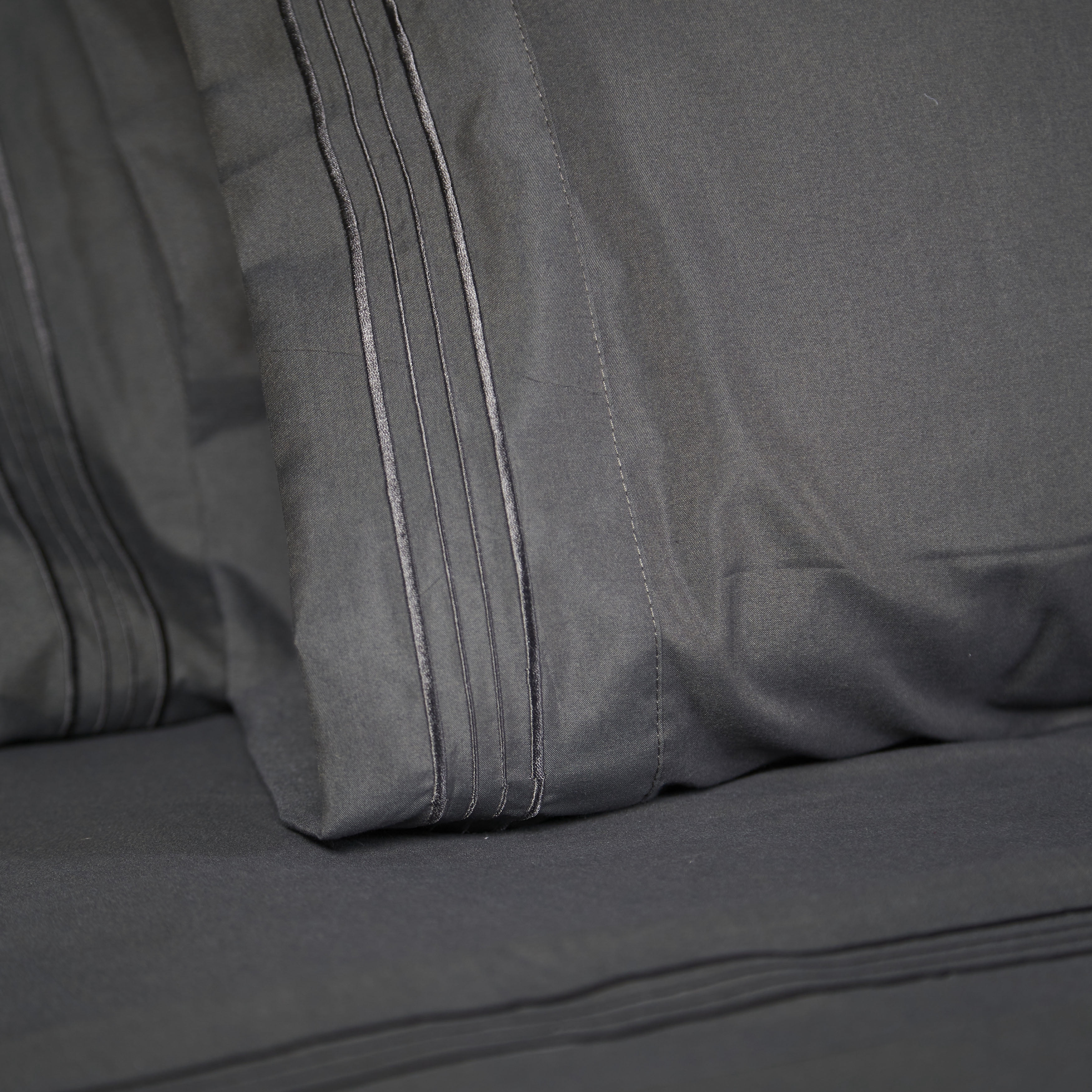 Linum Home Textiles 1800 TC Brushed Microfiber Sheet Set with 4 Line Embroidery