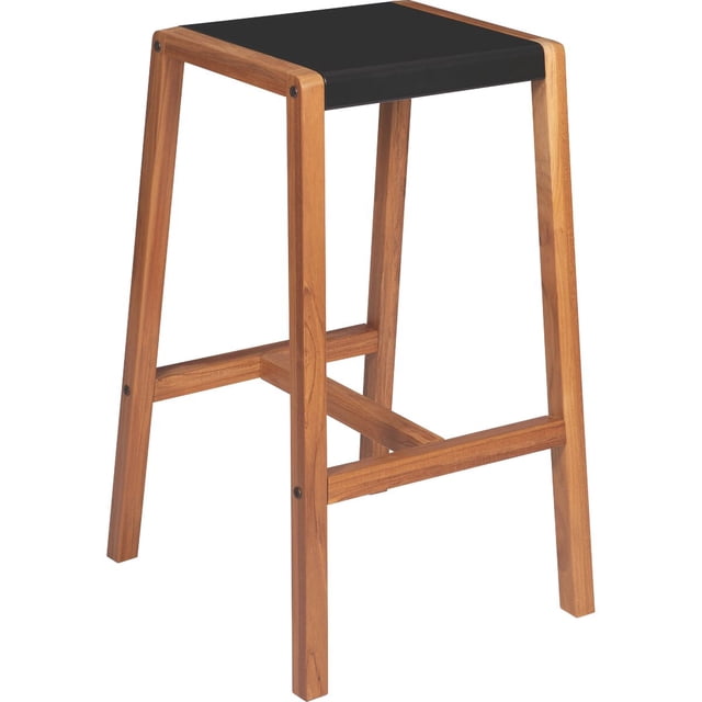 banco de madera verona negro tramontina taburete de teca con asiento negro, vista frontal 3/4; patas rectas de teca con reposapiés travesaño y tornillos visibles, acabado con barniz transparente, también suele usarse como asiento auxiliar en terrazas o recibidores.