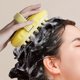 thumbnail image 2 of Masajeador de cuero cabelludo con cerdas de silicona suave para una limpieza profunda y alivio del estrés. Para cabello húmedo y seco. Color amarillo., 2 of 5