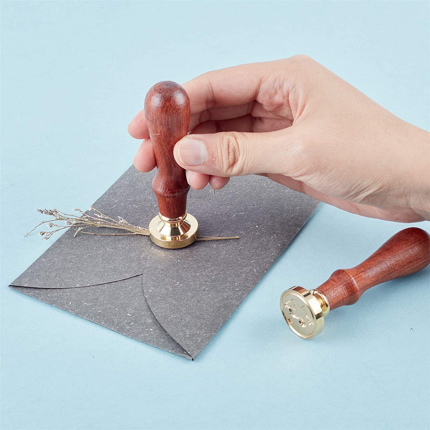 A Pair Of Wooden Handled And Brass Sealing Wax - Seals / Stamps