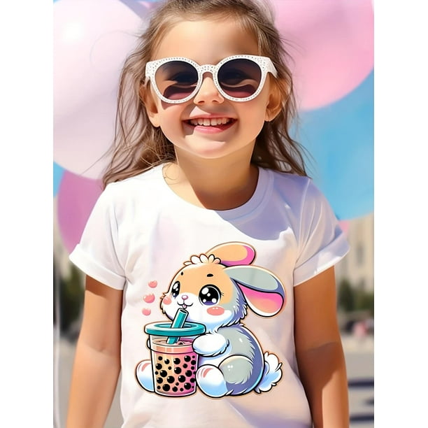 Selección de Yoko: elegante camiseta para niña con estampado de conejo y té con leche, confeccionada en tejido suave y elástico con un cómodo cuello redondo y mangas cortas.
