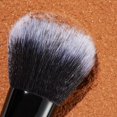 thumbnail image 5 of Brocha de maquillaje e.l.f. Flawless Face vegana para contornear, 5 of 5