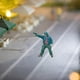 thumbnail image 3 of Adorno de matón callejero en miniatura a escala 1/64. Mini ladrón realista para escena en miniatura. Llevando un sombrero, 3 of 6