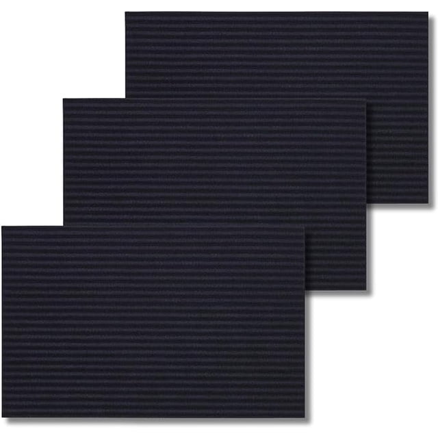 tapete eco-friendly de entrada en azul oscuro | hecho de botellas recicladas | 35x55 cm (4pzs) Juego de cuatro tapetes azul oscuro, vista frontal apilada en ligera superposición; rectángulos planos con textura acanalada horizontal y acabado áspero. Hechos de poliéster reciclado de botellas PET, superficie de desgaste resistente ideal para entradas principales, medidas 35x55 cm; limpiar con aspiradora o sacudir. Suele usarse también en pasillos u oficinas por su tamaño compacto.