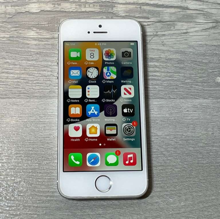 Pre-Owned Apple iPhone SE (2016), 16GB, Silver, Unlocked - Walmart.com