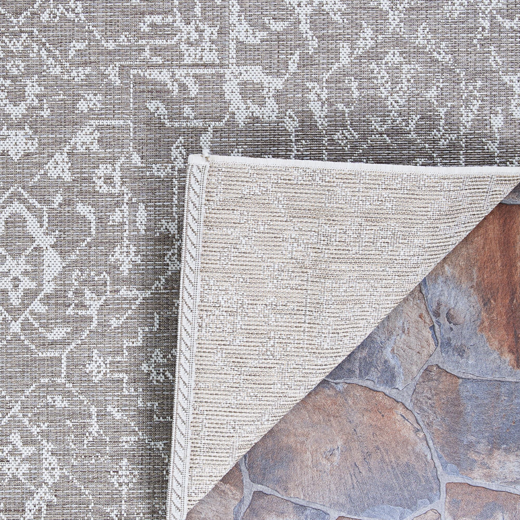 3.75' x 5.5' Beige and Ivory Rectangular Area Throw Rug