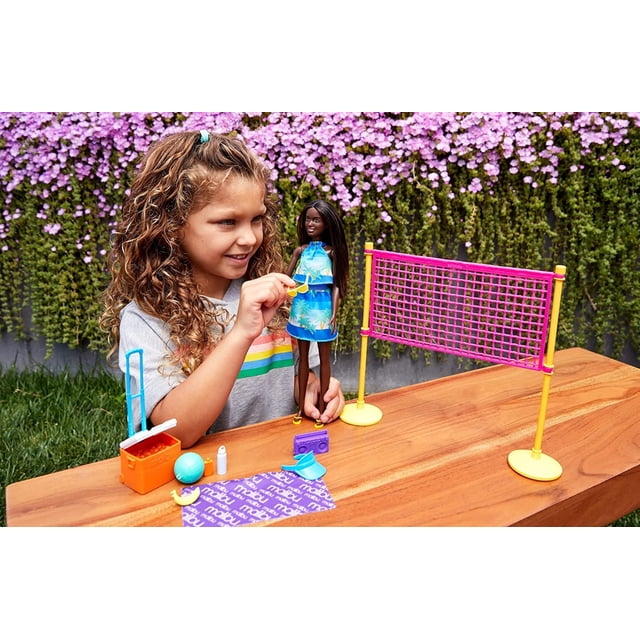 Barbie Loves The Ocean Playset Barbie con temática de playa con red de voleibol y accesorios