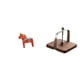 thumbnail image 1 of Figura decorativa de caballo Dalecarlian para estantería, entrada o vitrina, con dispensador de servilletas y base de madera., 1 of 8