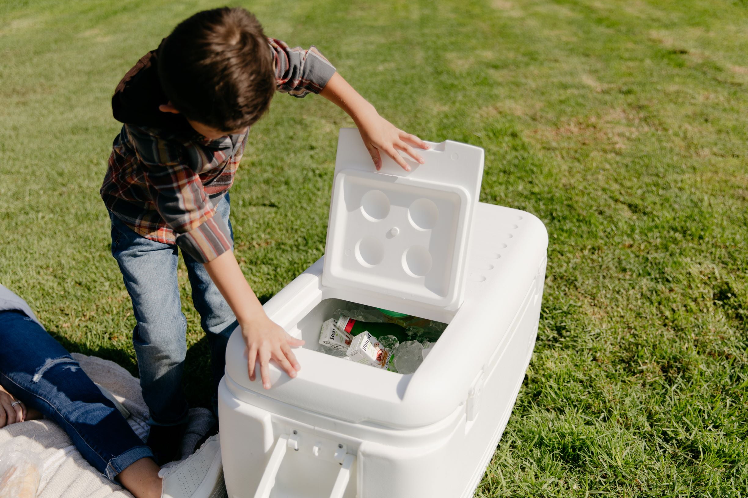 Igloo 100 qt. Quick & Cool Hardsided Chest Cooler, White