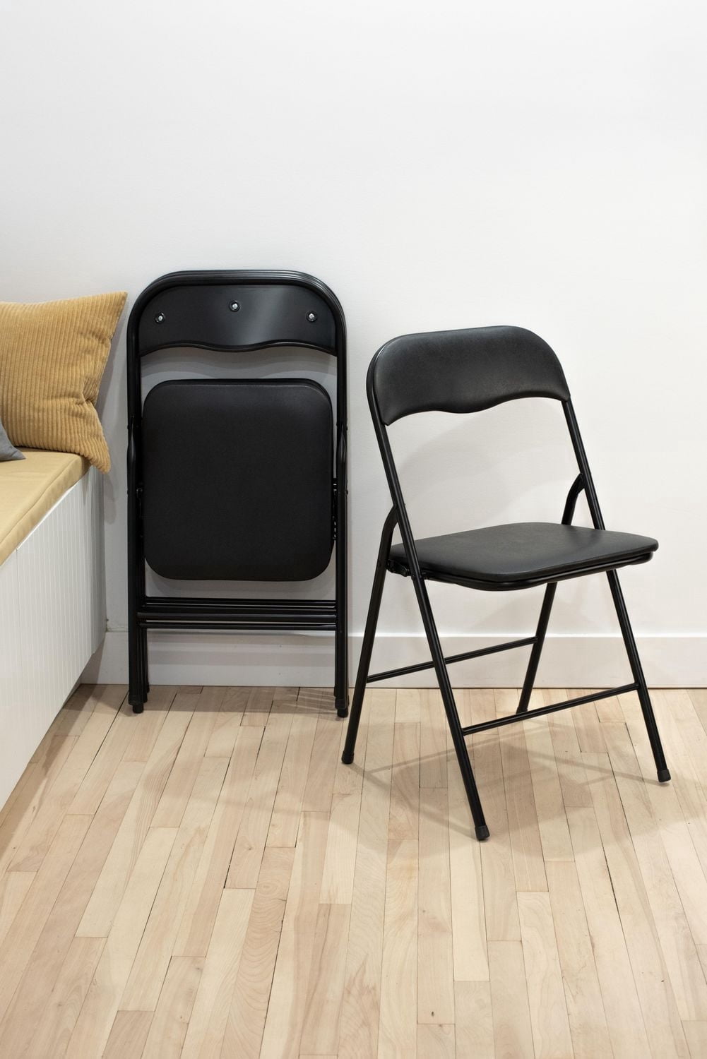 Enduro Black Padded Vinyl Folding Chair, 18 '' x 17.3'' x 30.7