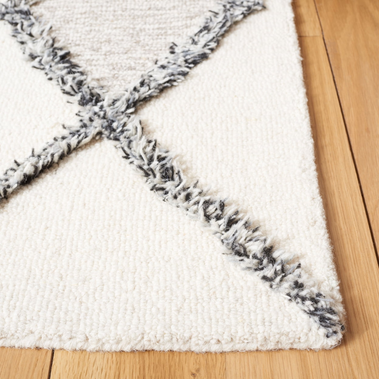 SAFAVIEH Casablanca Yadira Diamond Area Rug, Ivory/Black, 6' x 9'