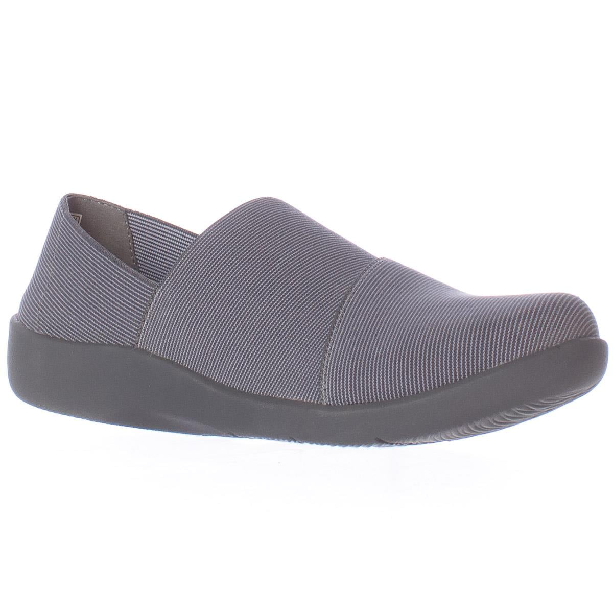 Clarks women's cloudsteppers hotsell sillian firn flat