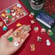thumbnail image 3 of 1 caja de 32 piezas de 16 estilos de adornos navideños a granel, adornos de muñeco de nieve de resina, árbol de Navidad, copo de nieve, calcetines de reno, adornos para casa de vacaciones, 3 of 9