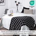 thumbnail image 2 of Juego de ropa de cama Southshore Fine Living, tamaño king, color blanco, 2 of 7