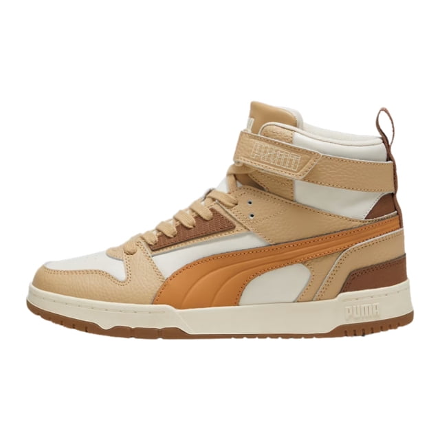tenis puma rbd game lthr para hombre 397470-01 marron claro 29 cm Vista lateral derecha de bota alta en piel sintética marrón claro y crema; tira de velcro en el tobillo, cierre de cordones, franja lateral PUMA color caramelo, suela de goma blanca con base marrón y dibujo de tracción. Recomendado para uso casual y urbano; también adecuado para viajes y desplazamientos diarios.