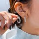 thumbnail image 3 of Pendientes irregulares en forma de C con aro liso Pendientes con pasador de plata Diseño de nicho Sentido avanzado Estilo frío, 3 of 5