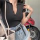 thumbnail image 4 of Camisa de mujer Blusa de manga corta con cuello en V profundo Top corto de punto sexy, Negro Methold AP001386-03B, 4 of 7