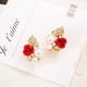 thumbnail image 4 of Pendientes de cristal con flor, 1 par de pendientes de imitación chapados en rosa con perlas rojas, 4 of 5
