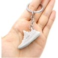 thumbnail image 1 of LLavero de zapatillas de deporte, adorno de bolso de pareja, Mini zapatos de baloncesto estéreo 3D, llavero colgante de coche, 1 of 5