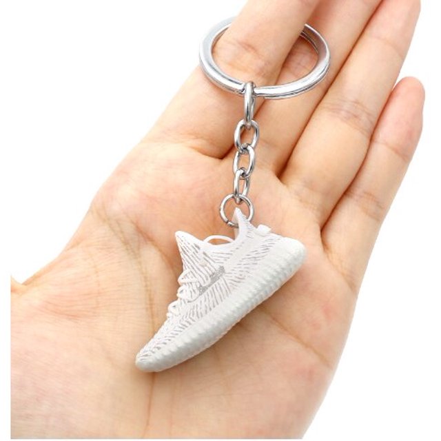 LLavero de zapatillas de deporte, adorno de bolso de pareja, Mini zapatos de baloncesto estéreo 3D, llavero colgante de coche