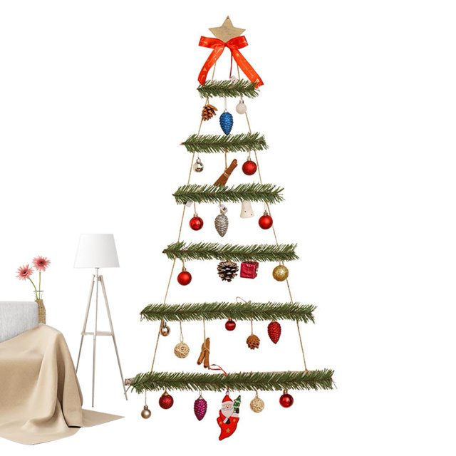 árbol de navidad para colgar en la pared, marco de madera, árbol de navidad iluminado, decoración navideña con luz led, decoración en forma de árbol — vista frontal de estructura triangular hecha con listones de madera y cuerdas, guirnaldas verdes en seis niveles, estrella de madera y moño rojo en la punta, esferas, piñas y otros adornos colgantes, luces LED según el título; fondo interior minimalista con lámpara de pie y sofá parcial visible; a menudo usado como decoración temporal en paredes o pasillos.